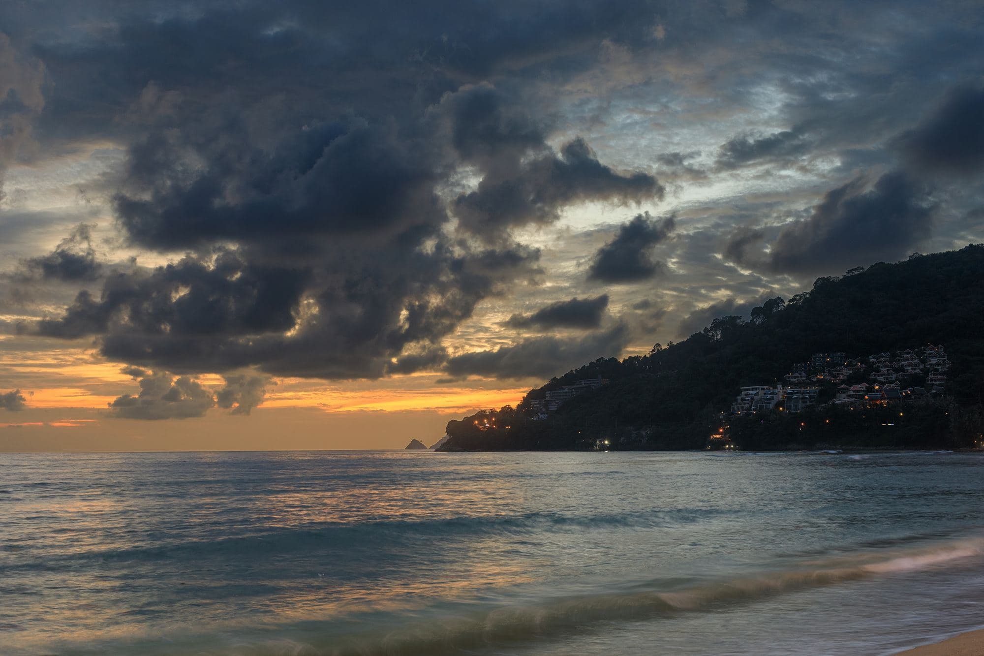 Die Bucht von Patong an der Westküste Phukets am Ende des Tages