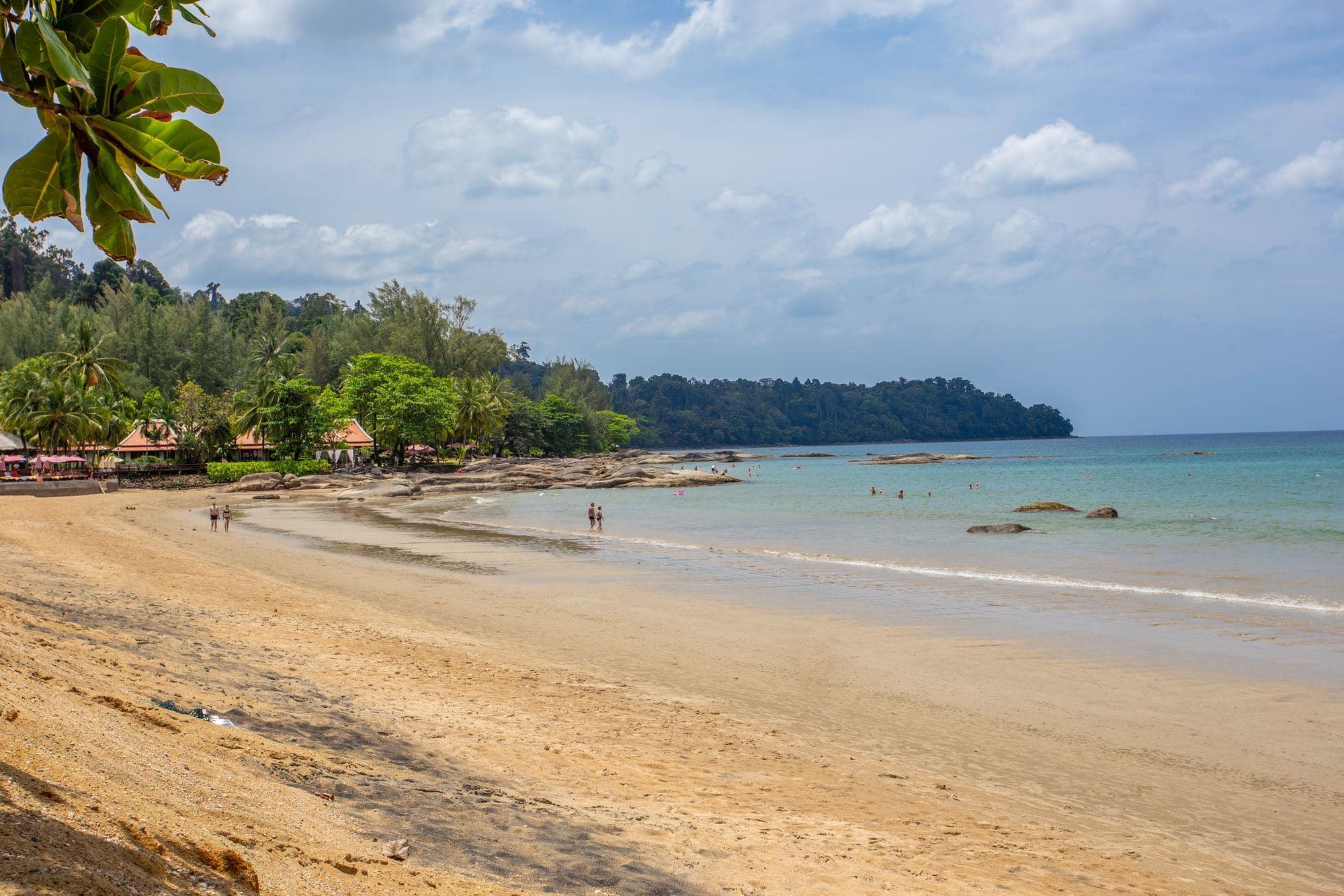 Der Strand von Khao Lak auf dem thailändischen Festland, nördlich von Phuket