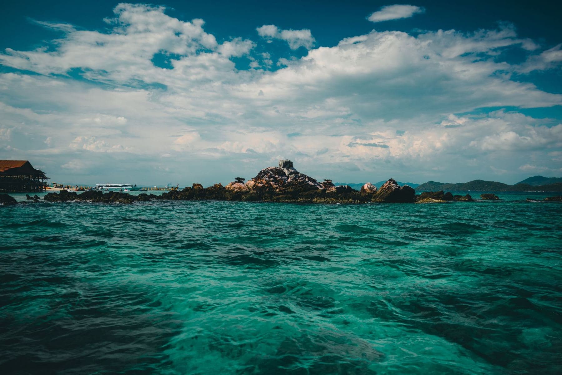 Eine felsige Insel in türkisfarbenem Wasser vor der Küste von Phuket