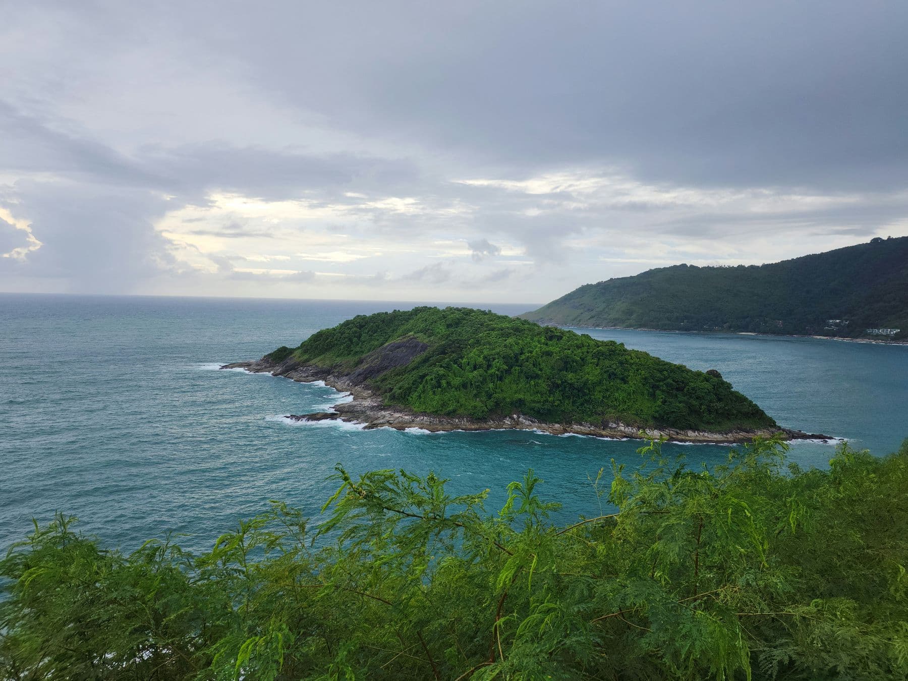 Die Landzunge und die vorgelagerte Insel an der Südspitze Phukets unter dichten Wolken