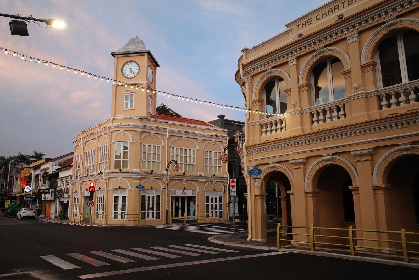 Der Uhrturm und sino-portugiesische Gebäude in der Altstadt von Phuket