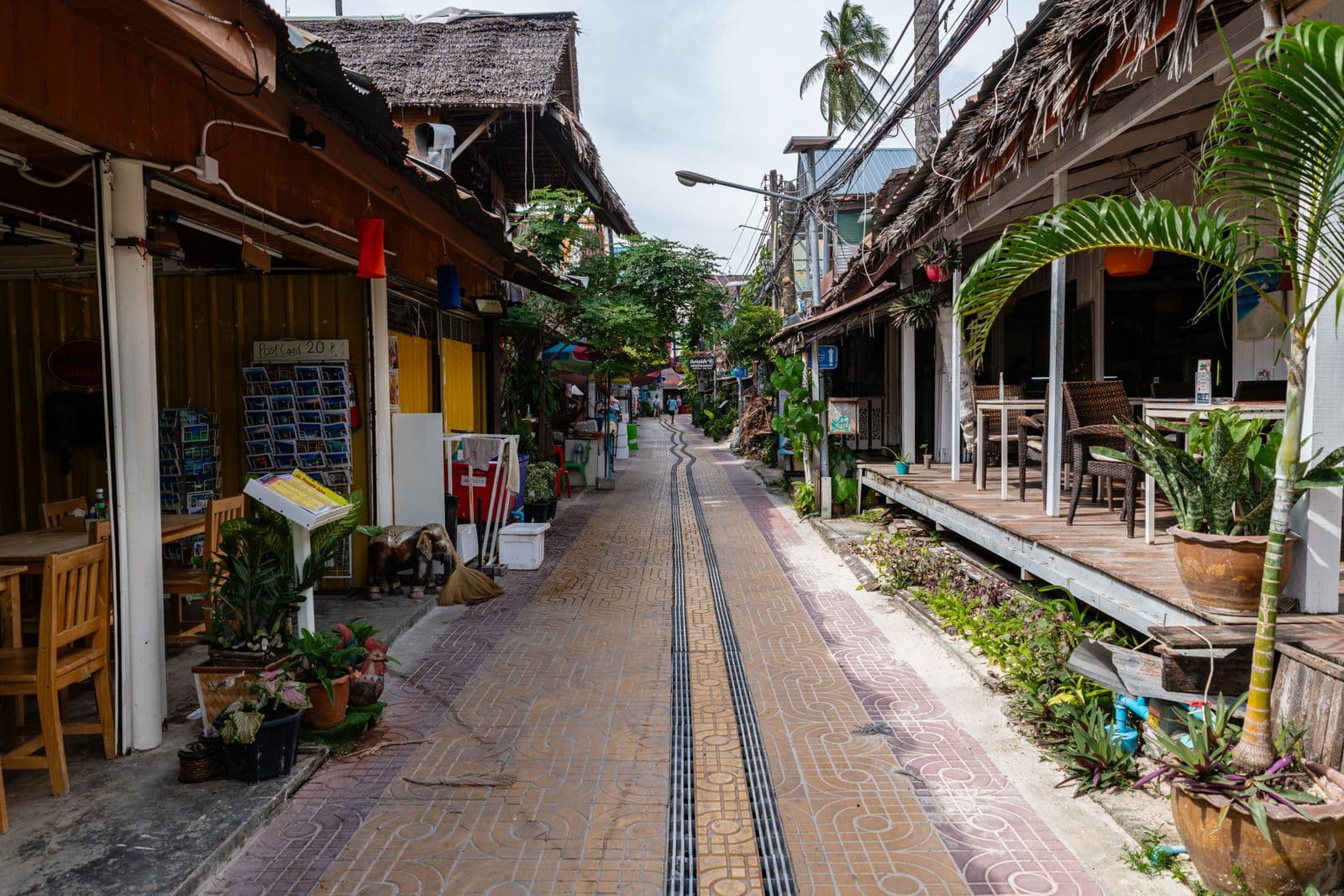 Eine ruhige Straße mit Arkaden und Ladenhäusern in der Altstadt von Phuket