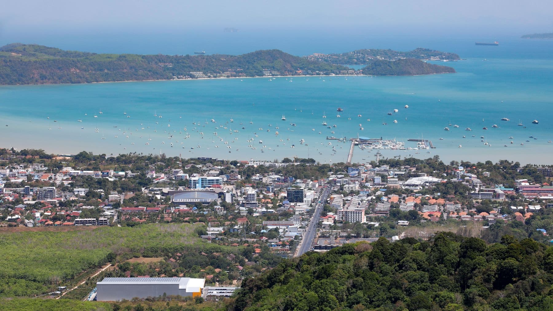 Die Bucht von Patong von der Bergstraße aus gesehen, mit dem Ort entlang des Strandes und Booten vor der Küste