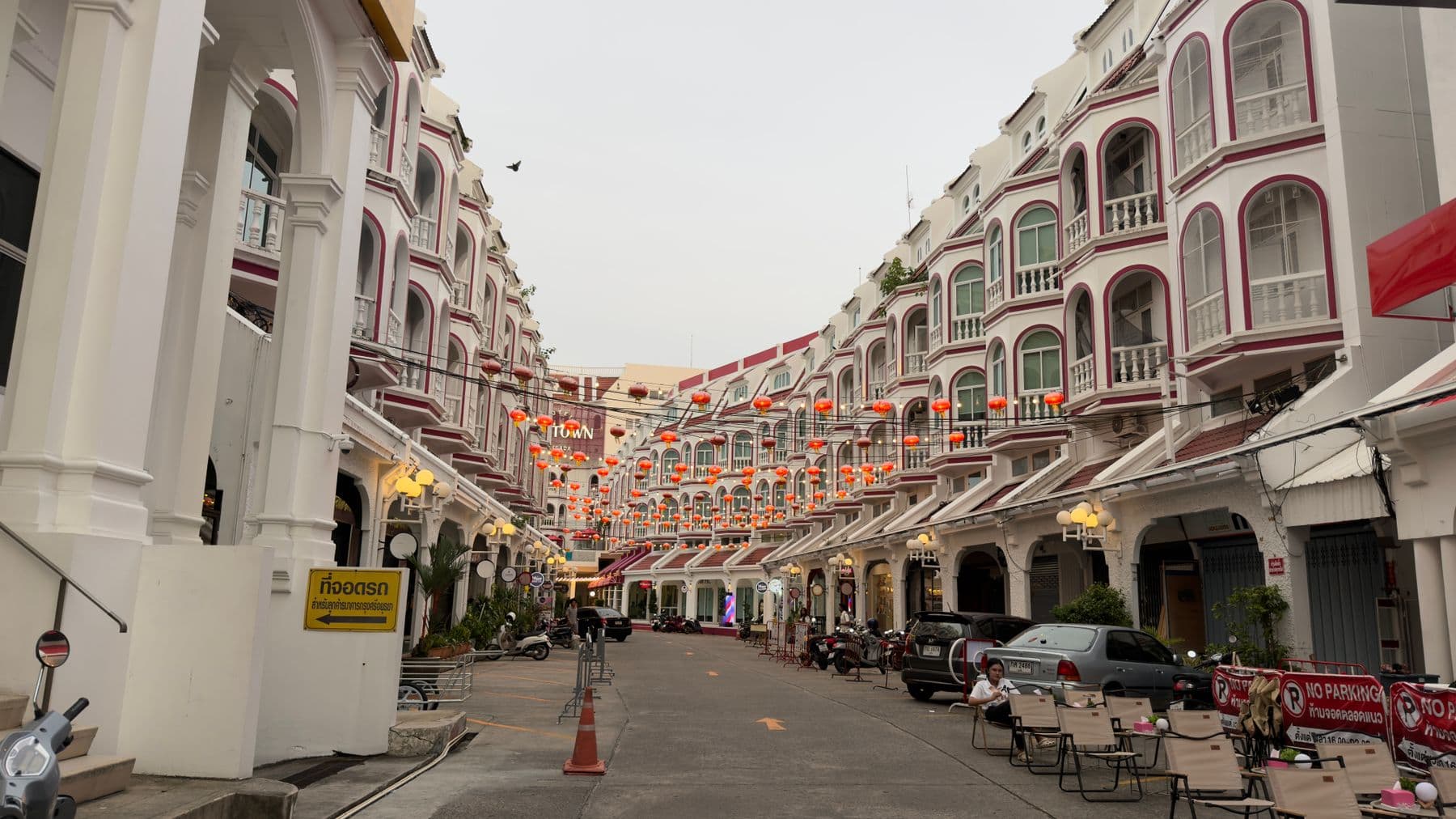 Eine mit Laternen geschmückte Straße mit sino-portugiesischen Ladenhäusern in der Altstadt von Phuket
